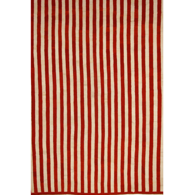 Handvävd kelim med vertikala ränder i röd och ljus krämton i minimalistisk design.